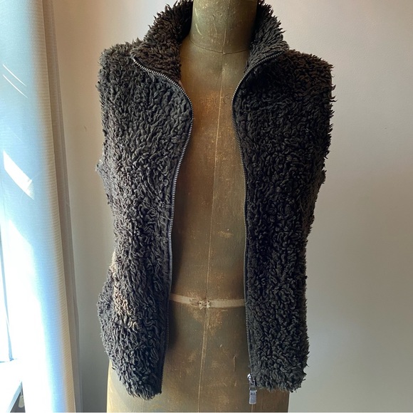 BODEN adorable cropped boucle faux fur zip vest with polka dot lining - Picture 3 of 9